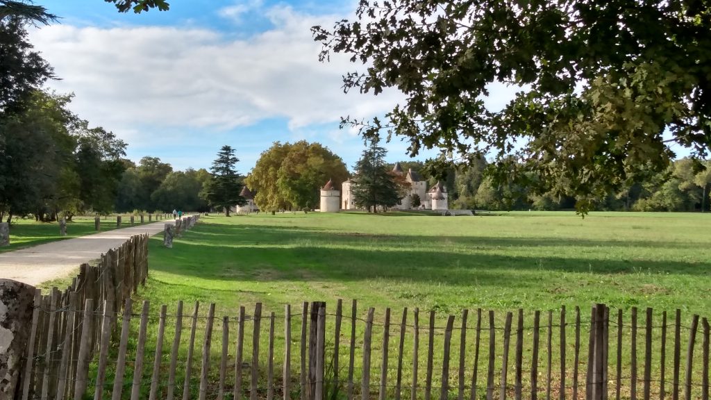 La Château de La Brède vu depuis son portail