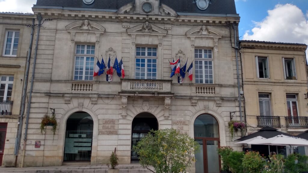 Photo prise le vendredi 26 juillet 2024 devant la mairie de Créon.