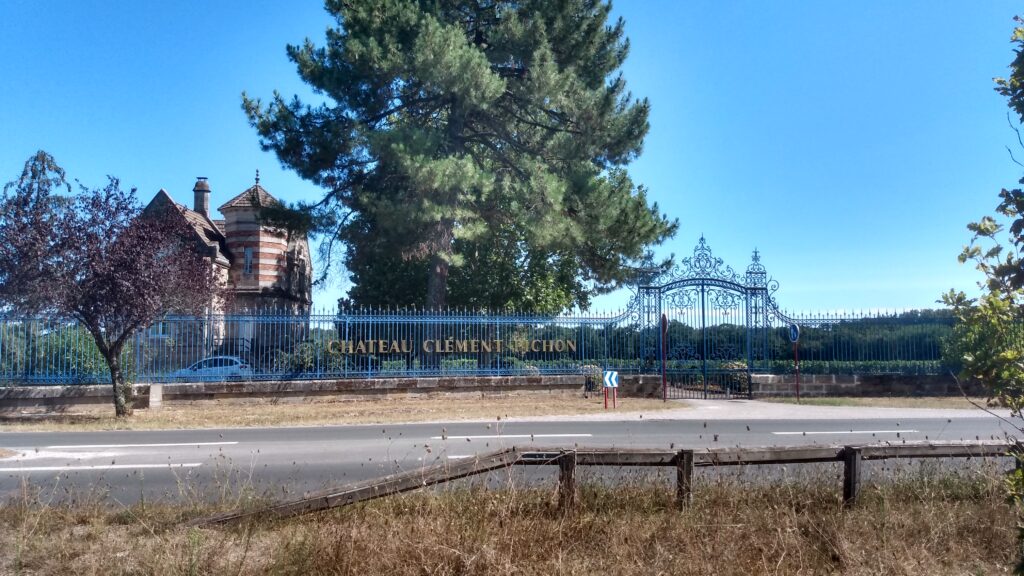 Photo de l'entrée du Château Clément-Pichon prise le 25 août 2024.