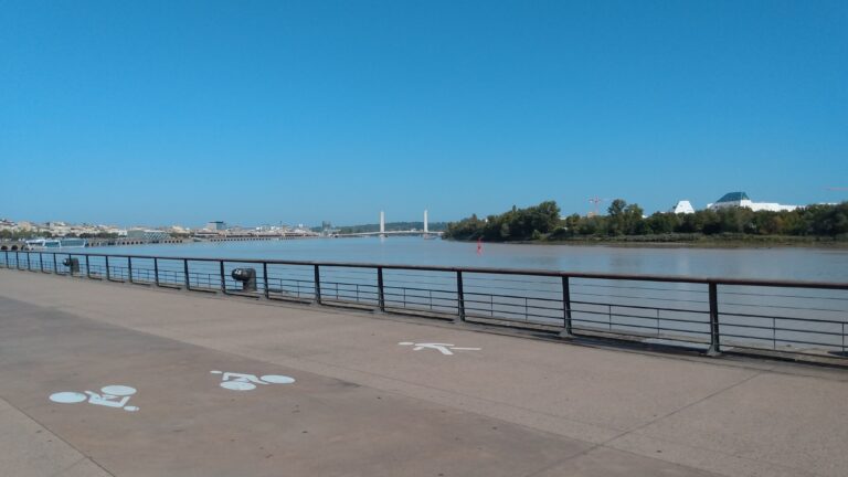 Le pont Chaban-Delmas vu depuis la rive gauche de la Garonne.