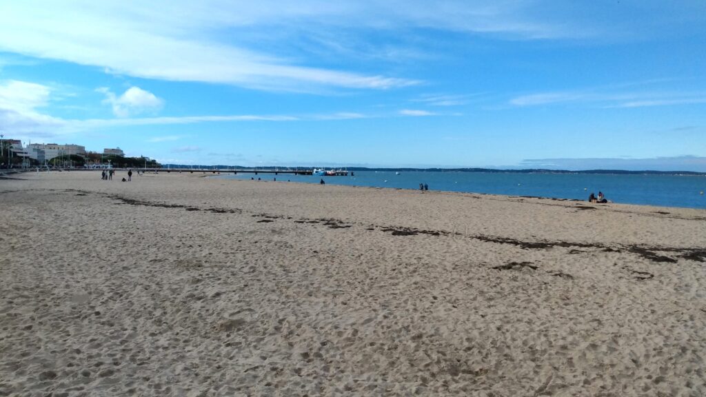 Photo de la plage de la ville d'été d'Arcachon prise le 27 octobre 2024.