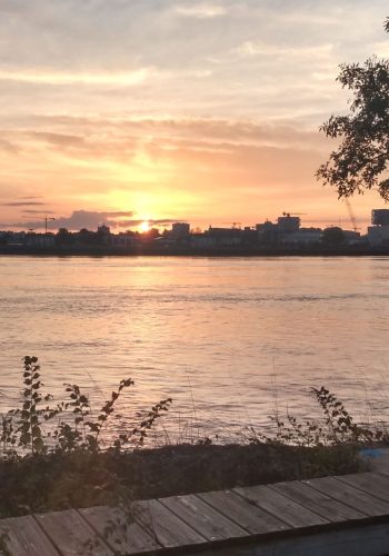 La piste cyclable longe la Garonne à Bouliac et vous permet de voir parfois de beaux couchers de soleil.