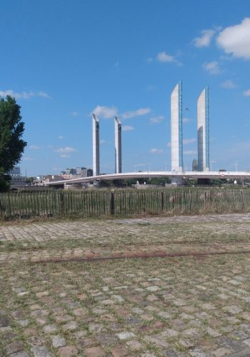 Un peu plus loin, vous passerez devant le pont Chaban-Delmas, quai de Brazza.