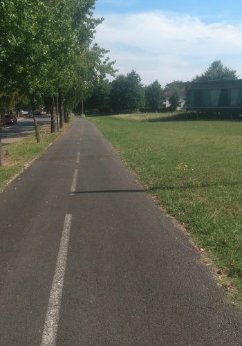 Avant de passer devant la mairie, vous longerez le parc et la nouvelle médiathèque d'Artigues.