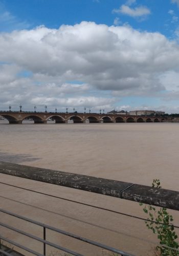 Photo du Pont de Pierre depuis la rive gauche de Bordeaux.