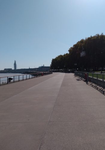 Par beau temps, passez par la promenade des quais.