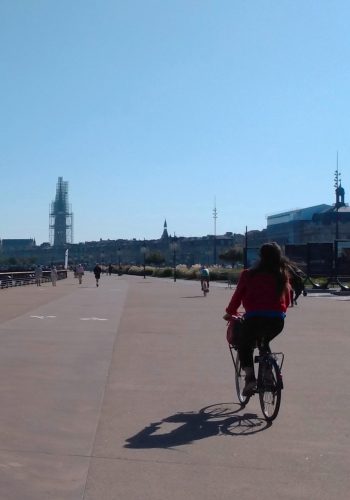 Photo d'une cycliste arrivant sur la piste cyclable de la promenade des quais.