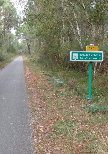 Vous suivrez depuis les bords du lac les panneaux directionnels de la piste cyclable.