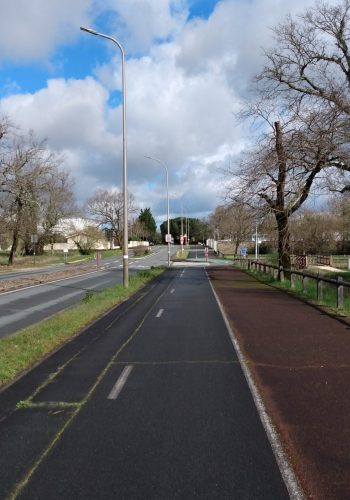 Photo de la piste cyclable de l'avenue Jacqueline Auriol près du parc de Beaudésert.