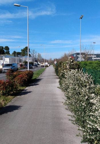 Photo de la piste cyclable de la rue Jean Mermoz à Mérignac.