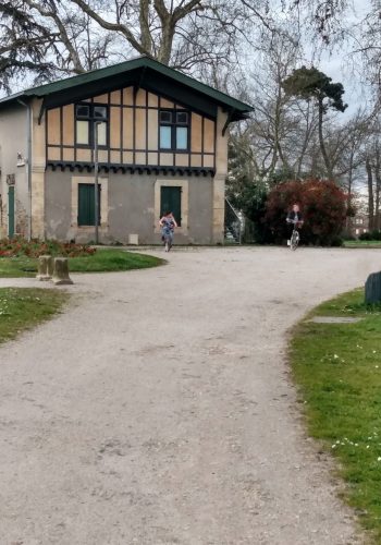 Photo de promeneuses à vélo devant la bâtisse du parc.