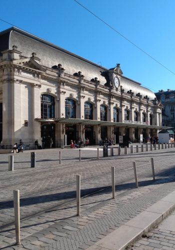 Photo de l'entrée de la gare Saint-Jean de Bordeaux prise le 24 octobre 2024.