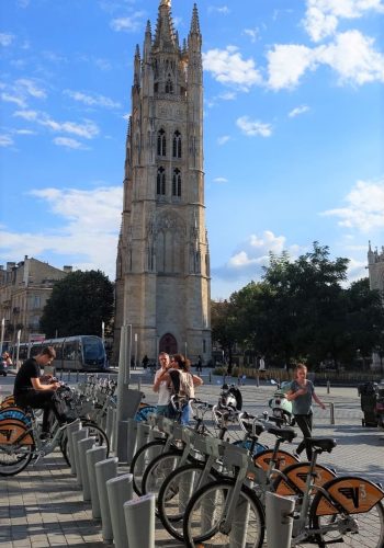 La place Pey-Berland et sa station de vélos V3 en libre-service